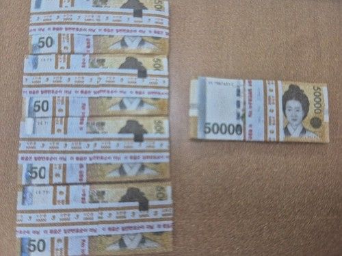 쓰레기봉투에서 발견된 2500만원. 사진 인천 중부경찰서 