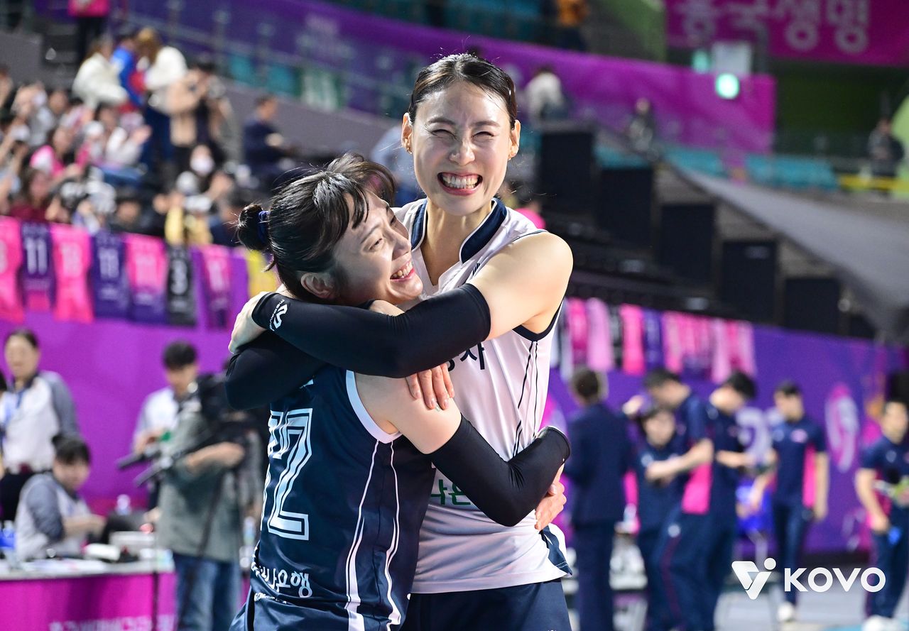 13일 정규리그 1위를 확정짓고 기뻐하는 도로공사 미들블로커 배유나와 문정원. 사진 한국배구연맹