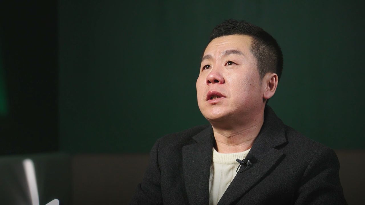 더중앙플러스 '뉴스페어링' 인터뷰 도중 갑자기 눈물을 흘리는 이웅길씨.