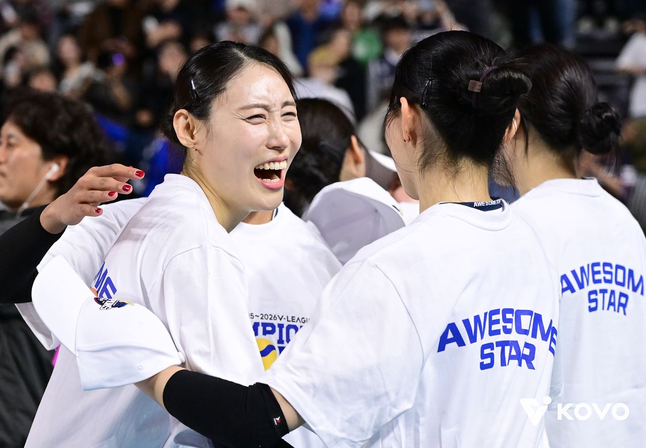 13일 정규리그 1위를 확정짓고 기뻐하는 도로공사 미들블로커 배유나. 사진 한국배구연맹