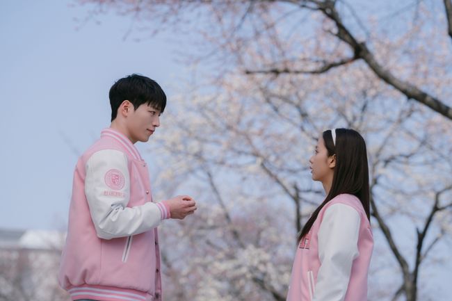 Boyfriend on Demand(L to R) Seo Kang-jun as Seo Eun-ho, Jisoo as Seo Mi-rae in Boyfriend on Demand. Cr. Kim Jeong-won/Netflix  2026