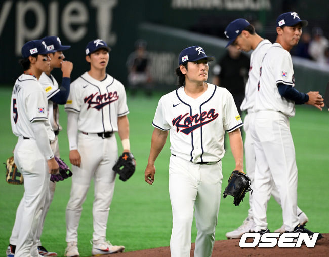 [OSEN=도쿄(일본), 손용호 기자] 8일 일본 도쿄돔에서 2026 월드베이스볼클래식(WBC) 1라운드 C조 조별리그 대한민국과 대만의 경기가열렸다.한국은 전날(7일) 일본과의 경기에서 6-8로 석패했다. 앞서 체코전을 11-4로 잡았던 한국은 1승1패를 마크하게 됐고, 남은 대만전과 호주전에 사활을 걸어야 한다.7회초 1사 1,2루에서 한국 곽빈이 교체되고 있다. 2026.03.08/spjj@osen.co.kr