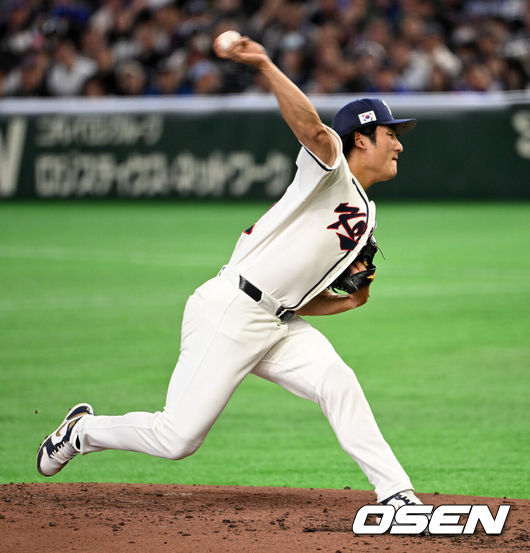 [OSEN=도쿄(일본), 손용호 기자] 8일 일본 도쿄돔에서 2026 월드베이스볼클래식(WBC) 1라운드 C조 조별리그 대한민국과 대만의 경기가열렸다.한국은 전날(7일) 일본과의 경기에서 6-8로 석패했다. 앞서 체코전을 11-4로 잡았던 한국은 1승1패를 마크하게 됐고, 남은 대만전과 호주전에 사활을 걸어야 한다.4회초 한국 곽빈이 역투하고 있다. 2026.03.08/spjj@osen.co.kr