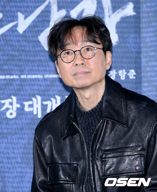[OSEN=이대선 기자] 19일 오전 서울 CGV 용산아이파크몰에서 영화 ‘왕과 사는 남자’ 제작보고회가 열렸다.'왕과 사는 남자'는 1457년 청령포, 마을의 부흥을 위해 유배지를 자처한 촌장과 왕위에서 쫓겨나 유배된 어린 선왕의 사연을 그린 작품으로 2026년 2월 4일 개봉한다.장한준 감독이 취재진의 질문을 듣고 있다. 2025.12.19 /sunday@osen.co.kr