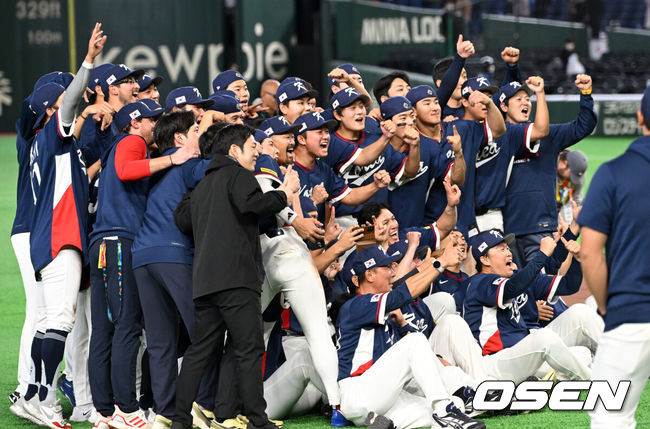 [OSEN=도쿄(일본), 손용호 기자] 도쿄의 기적이 나왔다. 한국 WBC 대표팀이 17년 만에 1라운드를 통과했다.한국은 9일 일본 도쿄돔에서 열린 ‘2026 월드베이스볼클래식(WBC)’ 1라운드 C조 호주와의 경기에서 로 승리를 거뒀다. 이로써 한국은 조별라운드 2승2패를 기록하면서 호주, 대만 등을 최소실점률로 제치면서 2009년 이후 17년 만에 1라운드를 통과했다. 이제 한국은 마이애미행 전세기를 탄다.경기 종료 후 한국 선수들이 기념촬영을 하고 있다. 2026.03.09/spjj@osen.co.kr