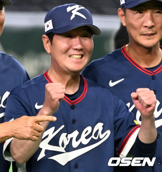 [OSEN=도쿄(일본), 손용호 기자] 도쿄의 기적이 나왔다. 한국 WBC 대표팀이 17년 만에 1라운드를 통과했다.한국은 9일 일본 도쿄돔에서 열린 ‘2026 월드베이스볼클래식(WBC)’ 1라운드 C조 호주와의 경기에서 로 승리를 거뒀다. 이로써 한국은 조별라운드 2승2패를 기록하면서 호주, 대만 등을 최소실점률로 제치면서 2009년 이후 17년 만에 1라운드를 통과했다. 이제 한국은 마이애미행 전세기를 탄다.경기 종료 후 한국 류지현 감독이 코치진과 기념촬영을 하고 있다. 2026.03.09/spjj@osen.co.kr