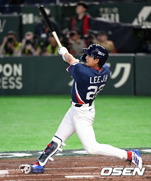 [OSEN=도쿄(일본), 손용호 기자] 9일 일본 도쿄돔에서 월드베이스볼클래식(WBC) 조별리그 C조 한국과 호주의 경기가열렸다.C조는 일본이 3승으로 조 1위를 확정, 8강에 진출했다. 호주가 2승 1패, 대만이 2승 2패, 한국이 1승 2패, 체코는 3패다.한국 WBC 대표팀이 8강에 진출하려면 호주에 2점 이하로 실점하면서 5점 차 이상으로 승리해야만 한다.3회초 무사 2루에서 한국 이정후가 우중간 적시 2루타를 치고 있다. 2026.03.09/spjj@osen.co.kr