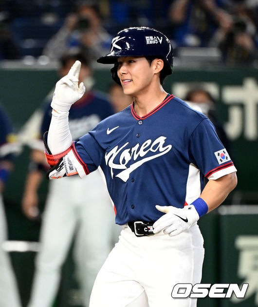 [OSEN=도쿄(일본), 손용호 기자] 7일 일본 도쿄돔에서 2026 월드베이스볼클래식(WBC) 조별리그 C조 대한민국과 일본의 경기가열렸다.한국은 잠수함 고영표, 일본은 좌완 기쿠치 유세이를 선발로 내세웠다. WBC에서 2006년 4강, 2009년 준우승을 차지한 한국은 이후 3개 대회(2013년, 2017년, 2023년)에서 연달아 1라운드를 통과하지 못하고 있다. 이번 대회에서는 8강 토너먼트 복귀를 목표로 대회에 임하고 있다. 지난 5일 체코와의 첫 경기에서는 11-4로 대승을 거두며 좋은 출발을 했다.4회초 1사 1루에서 한국 김혜성이 일본 이토를 상대로 동점 우중월 투런포를 날리고 홈을 밟고 있다. 2026.03.07/spjj@osen.co.kr