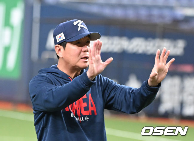 [OSEN=오사카(일본), 손용호 기자] 3일 일본 오사카 교세라돔에서 월드베이스볼클래식(WBC) 공식 연습 경기 한국 야구 대표팀과 오릭스 버팔로스의 경기가 열렸다.우리 대표팀은 연습 경기 2차전을 치른 뒤 5일 일본 도쿄돔에서 체코와 WBC 조별리그 1차전에서 격돌한다.훈련을 일찍 시작하려한 류지현 감독이 조직위의 시간 준수를 전달받고 괜찮다는 제스쳐를 취하고 있다. 2026.03.03 /spjj@osen.co.krspjj@osen.co.kr
