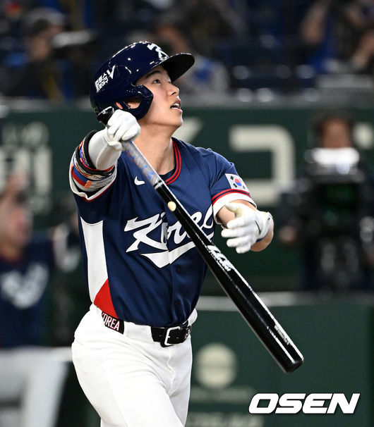 [OSEN=도쿄(일본), 손용호 기자] 7일 일본 도쿄돔에서 2026 월드베이스볼클래식(WBC) 조별리그 C조 대한민국과 일본의 경기가열렸다.한국은 잠수함 고영표, 일본은 좌완 기쿠치 유세이를 선발로 내세웠다. WBC에서 2006년 4강, 2009년 준우승을 차지한 한국은 이후 3개 대회(2013년, 2017년, 2023년)에서 연달아 1라운드를 통과하지 못하고 있다. 이번 대회에서는 8강 토너먼트 복귀를 목표로 대회에 임하고 있다. 지난 5일 체코와의 첫 경기에서는 11-4로 대승을 거두며 좋은 출발을 했다.4회초 1사 1루에서 한국 김혜성이 동점 우중월 투런포를 날리고 있다. 2026.03.07/spjj@osen.co.kr