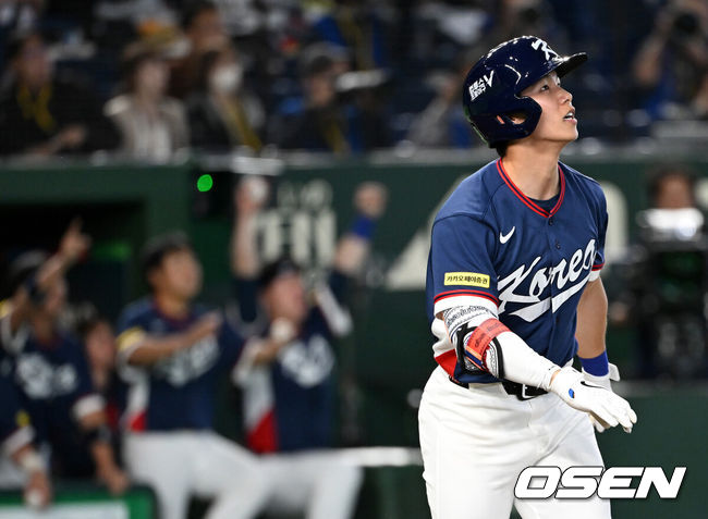 [OSEN=도쿄(일본), 손용호 기자] 7일 일본 도쿄돔에서 2026 월드베이스볼클래식(WBC) 조별리그 C조 대한민국과 일본의 경기가열렸다.한국은 잠수함 고영표, 일본은 좌완 기쿠치 유세이를 선발로 내세웠다. WBC에서 2006년 4강, 2009년 준우승을 차지한 한국은 이후 3개 대회(2013년, 2017년, 2023년)에서 연달아 1라운드를 통과하지 못하고 있다. 이번 대회에서는 8강 토너먼트 복귀를 목표로 대회에 임하고 있다. 지난 5일 체코와의 첫 경기에서는 11-4로 대승을 거두며 좋은 출발을 했다.4회초 1사 1루에서 한국 김혜성이 일본 이토를 상대로 동점 우중월 투런포를 날리고 있다. 2026.03.07/spjj@osen.co.kr