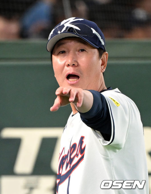 [OSEN=도쿄(일본), 손용호 기자] 5일 일본 도쿄돔에서 월드베이스볼클래식(WBC) 조별리그 C조 한국과 체코의 경기가열렸다.한국은 소형준, 체코는 다니엘 파디샥을 선발투수로 내세웠다.2006년 4강, 2009년 준우승을 차지한 경험이 있는 한국은 이후 3개 대회(2013년, 2017년, 2023년)에서 모두 8강 토너먼트 진출에 실패했다. 이번 대회에서는 17년 만에 본선 토너먼트 진출을 노린다.경기에 앞서 한국 류지현 감독이 선수들을 향해 손짓하고 있다. 2026.03.05/spjj@osen.co.kr