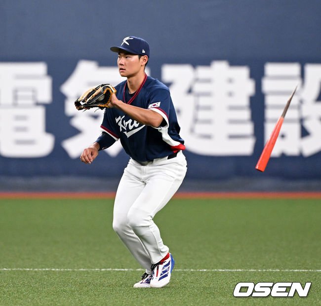 [OSEN=오사카(일본), 손용호 기자] 한국의 거포들이 연달아 터뜨리면서 오사카 평가전을 기분 좋게 마무리할 수 있었다. 이제 결전의 땅 도쿄로 향한다.류지현 감독이 이끄는 한국 WBC 대표팀은 3일 일본 오사카 교세라돔에서 열린 오릭스 버팔로스와의 2026 WBC 공식 평가전에서 8-5로 승리를 거뒀다. 이로써 한국은 전날(2일) 한신 타이거스전 3-3 무승부, 이날 오릭스전 승리로 공식 평가전 1승1무를 기록한 채 결전의 장소인 일본 도쿄돔으로 이동하게 된다.3회말 한국 김주원이 부러진 배트를 피해 수비를 하고 있다.. 2026.03.03 /spjj@osen.co.kr