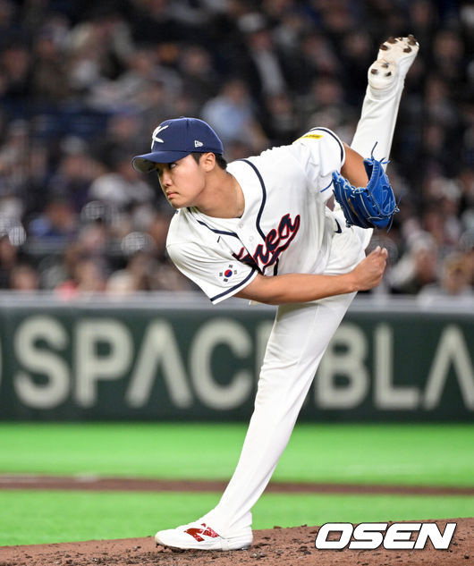 [OSEN=도쿄(일본), 손용호 기자] 5일 일본 도쿄돔에서 월드베이스볼클래식(WBC) 조별리그 C조 한국과 체코의 경기가열렸다.한국은 소형준, 체코는 다니엘 파디샥을 선발투수로 내세웠다.2006년 4강, 2009년 준우승을 차지한 경험이 있는 한국은 이후 3개 대회(2013년, 2017년, 2023년)에서 모두 8강 토너먼트 진출에 실패했다. 이번 대회에서는 17년 만에 본선 토너먼트 진출을 노린다.5회초 한국 정우주가 역투하고 있다. 2026.03.05/spjj@osen.co.kr