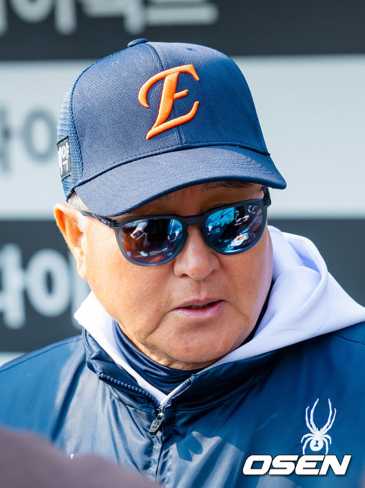 [OSEN=대전, 민경훈 기자] 12일 대전 한화생명볼파크에서 2026 신한 SOL KBO리그 시범경기 한화 이글스와 삼성 라이온즈의 경기가 열릴 예정인 가운데 경기 전 훈련이 진행됐다.시범경기는오늘(12일)부터오는 24일까지 진행되며, 각 팀이 12경기씩 치러 총 60경기가 펼쳐진다.경기 전 한화 김경문 감독이 취재진과 얘기를 나누고 있다. 2026.03.12 /rumi@osen.co.kr