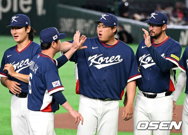 [OSEN=도쿄(일본), 손용호 기자] 9일 일본 도쿄돔에서 월드베이스볼클래식(WBC) 조별리그 C조 한국과 호주의 경기가열렸다.C조는 일본이 3승으로 조 1위를 확정, 8강에 진출했다. 호주가 2승 1패, 대만이 2승 2패, 한국이 1승 2패, 체코는 3패다.한국 WBC 대표팀이 8강에 진출하려면 호주에 2점 이하로 실점하면서 5점 차 이상으로 승리해야만 한다.경기에 앞서 한국 류현진이 류지현 감독과 하이파이브를 하고 있다.  2026.03.09/spjj@osen.co.kr