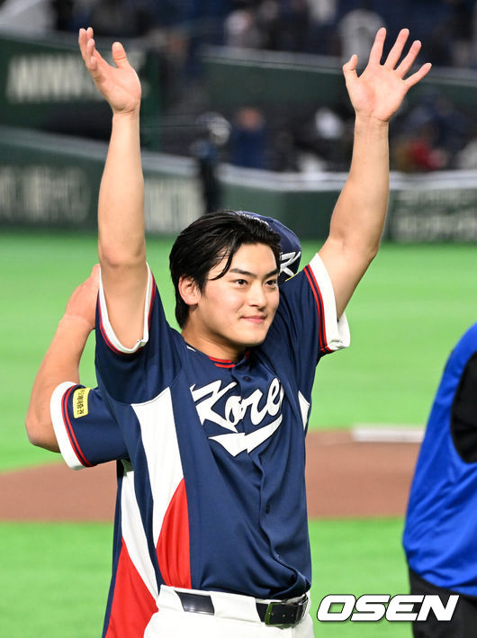 [OSEN=도쿄(일본), 손용호 기자] 도쿄의 기적이 나왔다. 한국 WBC 대표팀이 17년 만에 1라운드를 통과했다.한국은 9일 일본 도쿄돔에서 열린 ‘2026 월드베이스볼클래식(WBC)’ 1라운드 C조 호주와의 경기에서 로 승리를 거뒀다. 이로써 한국은 조별라운드 2승2패를 기록하면서 호주, 대만 등을 최소실점률로 제치면서 2009년 이후 17년 만에 1라운드를 통과했다. 이제 한국은 마이애미행 전세기를 탄다.경기 종료 후 한국 조병현이 승리의 기쁨을 나누고 있다. 2026.03.09/spjj@osen.co.kr