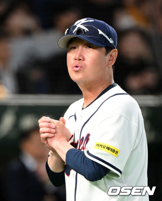 [OSEN=도쿄(일본), 손용호 기자] 5일 일본 도쿄돔에서 월드베이스볼클래식(WBC) 조별리그 C조 한국과 체코의 경기가열렸다.한국은 소형준, 체코는 다니엘 파디샥을 선발투수로 내세웠다.2006년 4강, 2009년 준우승을 차지한 경험이 있는 한국은 이후 3개 대회(2013년, 2017년, 2023년)에서 모두 8강 토너먼트 진출에 실패했다. 이번 대회에서는 17년 만에 본선 토너먼트 진출을 노린다.경기에 앞서 한국 류지현 감독이 식전 행사를 마치고 더그아웃으로 가고 있다. 2026.03.05/spjj@osen.co.kr