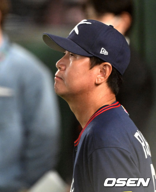 [OSEN=도쿄(일본), 손용호 기자] 9일 일본 도쿄돔에서 월드베이스볼클래식(WBC) 조별리그 C조 한국과 호주의 경기가열렸다.C조는 일본이 3승으로 조 1위를 확정, 8강에 진출했다. 호주가 2승 1패, 대만이 2승 2패, 한국이 1승 2패, 체코는 3패다.한국 WBC 대표팀이 8강에 진출하려면 호주에 2점 이하로 실점하면서 5점 차 이상으로 승리해야만 한다.경기에 앞서 한국 류지현 감독이 그라운드를 바라보고 있다. 2026.03.09/spjj@osen.co.kr