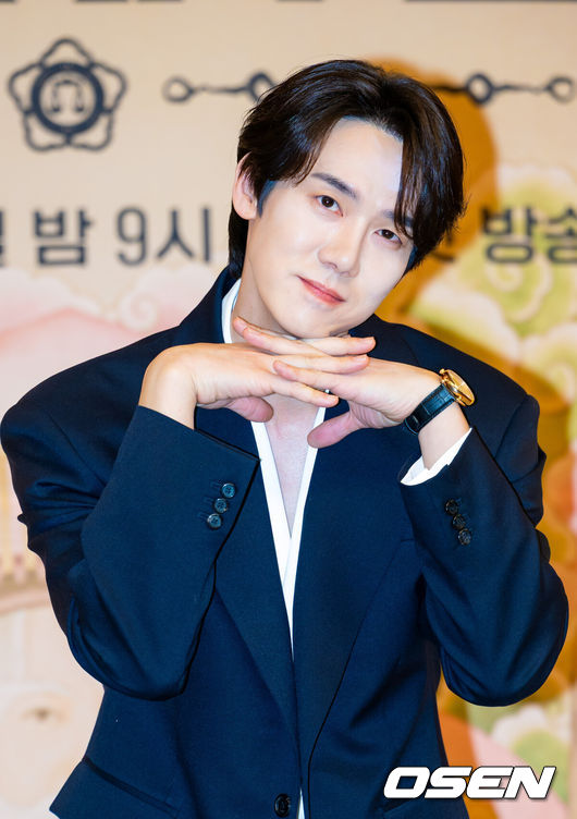 [OSEN=민경훈 기자] 11일 오후 서울 양천구 목동SBS에서 SBS 금토드라마 '신이랑 법률사무소' 제작발표회가 열렸다.이 자리에는 신중훈 감독과 배우 유연석, 이솜, 김경남이 참석했다. '신이랑 법률사무소'는 오는 13일(금) 첫 방송을 시작으로 매주 금, 토 밤 9시 50분 SBS에서 방송된다.배우 유연석이 포토타임을 갖고 있다. 2026.03.11 /rumi@osen.co.kr