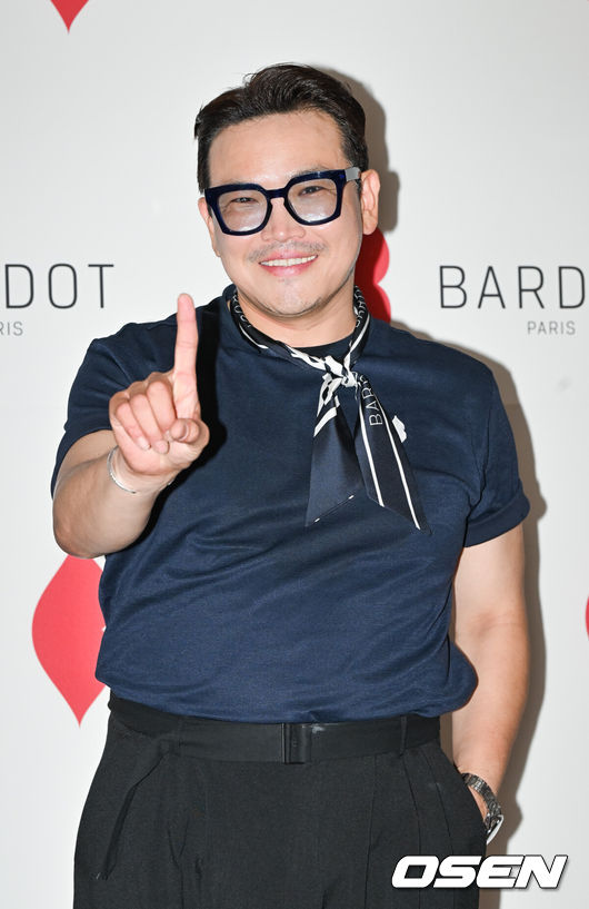 [OSEN=박준형 기자] 2일 오후 서울 강남구 논현동 한 스토어에서 패션 브랜드 바르도 (BARDOT) 한국 론칭 행사가 진행됐다. MC딩동이 포즈를 취하고 있다. 2024.07.02 / soul1014@osen.co.kr