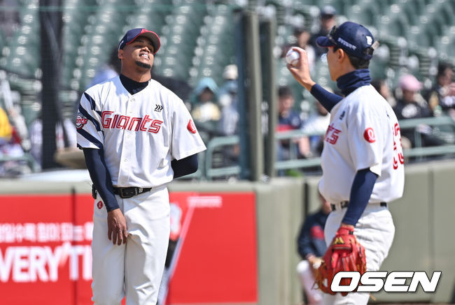 [OSEN=부산, 이석우 기자] 14일 부산 사직야구장에서 2026 신한 SOL KBO 리그 롯데 자이언츠와 LG 트윈스의 시범경기가 열렸다. 홈팀 롯데는 로드리게스가, 방문팀 LG는 임찬규가 선발 출전했다.롯데 자이언츠 선발 투수 로드리게스가 2회초 1사 2루 LG 트윈스 오지환의 투수 땅볼을 실책하고 아쉬워하고 있다. 2026.03.14 / foto0307@osen.co.kr