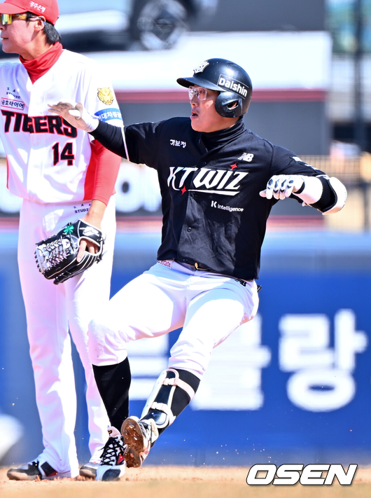 [OSEN=광주, 민경훈 기자] 14일 광주기아챔피언스필드에서 2026 신한 SOL KBO리그 시범경기 KIA 타이거즈와 KT 위즈의 경기가 열렸다.시범경기는 12일부터 오는 24일까지 진행되며, 각 팀이 12경기씩 치러 총 60경기가 펼쳐진다.5회초 2사 주자 1,2루 KT 허경민이 좌익수 왼쪽 뒤 재역전 2타점 적시타를 때린 후 2루에서 기뻐하고 있다. 2026.03.14 / rumi@osen.co.kr