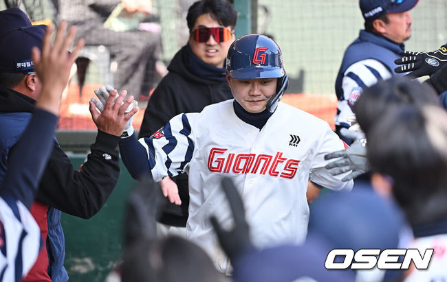 [OSEN=부산, 이석우 기자] 14일 부산 사직야구장에서 2026 신한 SOL KBO 리그 롯데 자이언츠와 LG 트윈스의 시범경기가 열렸다. 홈팀 롯데는 로드리게스가, 방문팀 LG는 임찬규가 선발 출전했다.롯데 자이언츠 손호영이 6회말 1사 좌월 솔로 홈런을 치고 하이파이브를 하고 있다. 2026.03.14 / foto0307@osen.co.kr