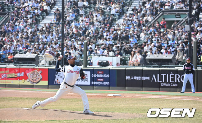 [OSEN=부산, 이석우 기자] 14일 부산 사직야구장에서 2026 신한 SOL KBO 리그 롯데 자이언츠와 LG 트윈스의 시범경기가 열렸다. 홈팀 롯데는 로드리게스가, 방문팀 LG는 임찬규가 선발 출전했다.롯데 자이언츠 선발 투수 로드리게스가 역투하고 있다. 2026.03.14 / foto0307@osen.co.kr