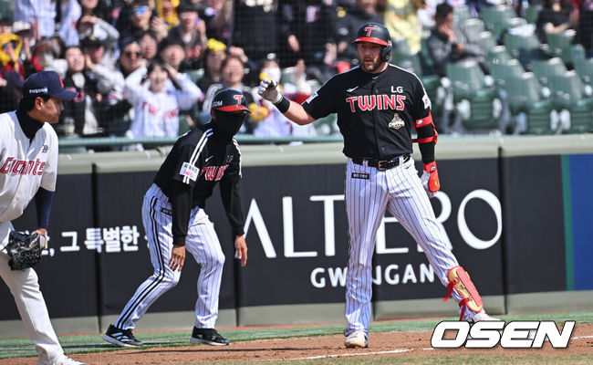 [OSEN=부산, 이석우 기자] 14일 부산 사직야구장에서 2026 신한 SOL KBO 리그 롯데 자이언츠와 LG 트윈스의 시범경기가 열렸다. 홈팀 롯데는 로드리게스가, 방문팀 LG는 임찬규가 선발 출전했다.LG 트윈스 오스틴이 3회초 2사 우익수 오른쪽 3루타를 치고 하이파이브를 하고 있다. 2026.03.14 / foto0307@osen.co.kr