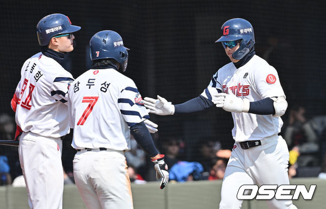 [OSEN=부산, 이석우 기자] 14일 부산 사직야구장에서 2026 신한 SOL KBO 리그 롯데 자이언츠와 LG 트윈스의 시범경기가 열렸다. 홈팀 롯데는 로드리게스가, 방문팀 LG는 임찬규가 선발 출전했다.롯데 자이언츠 한태양이 3회말 2사 2루 좌월 2점 홈런을 치고 하이파이브를 하고 있다. 2026.03.14 / foto0307@osen.co.kr