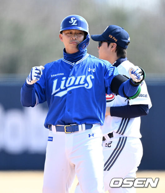 [OSEN=이천, 이대선 기자] 14일 경기도 이천 베어스파크에서 ‘2026 신한 SOL KBO리그’ 시범경기 두산 베어스와 삼성 라이온즈의 경기가 열렸다.두산은 이영하, 삼성은 장찬희를 선발 투수로 내세웠다.3회초 2사 2,3루에서 삼성 전병우가 중전 2타점 적시타를 치고 환호하고 있다. 2026.03.14 /sunday@osen.co.kr