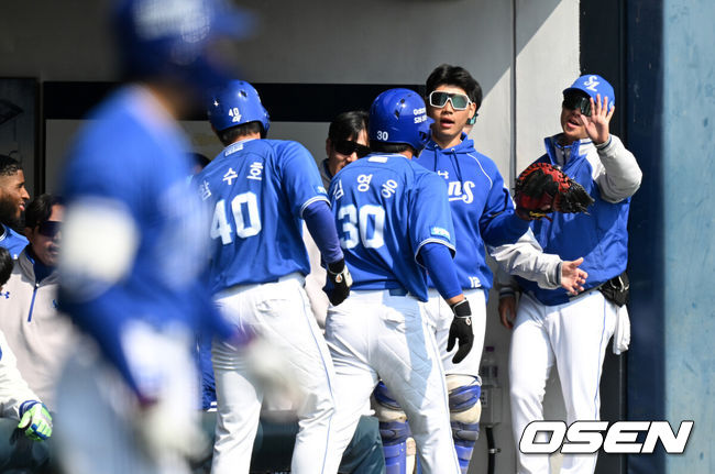 [OSEN=이천, 이대선 기자] 14일 경기도 이천 베어스파크에서 ‘2026 신한 SOL KBO리그’ 시범경기 두산 베어스와 삼성 라이온즈의 경기가 열렸다.두산은 이영하, 삼성은 장찬희를 선발 투수로 내세웠다.3회초 2사 2,3루에서 삼성 전병우 중전 2타점 적시타 때 홈을 밟은 함수호와 김영웅이 더그아웃에서 동료들의 축하를 받고 있다. 2026.03.14 /sunday@osen.co.kr