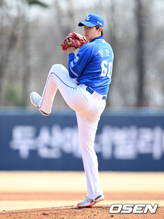 [OSEN=이천, 이대선 기자] 14일 경기도 이천 베어스파크에서 ‘2026 신한 SOL KBO리그’ 시범경기 두산 베어스와 삼성 라이온즈의 경기가 열렸다.두산은 이영하, 삼성은 장찬희를 선발 투수로 내세웠다.1회말 무사에서 삼성 선발투수 장찬희가 역투하고 있다. 2026.03.14 /sunday@osen.co.kr