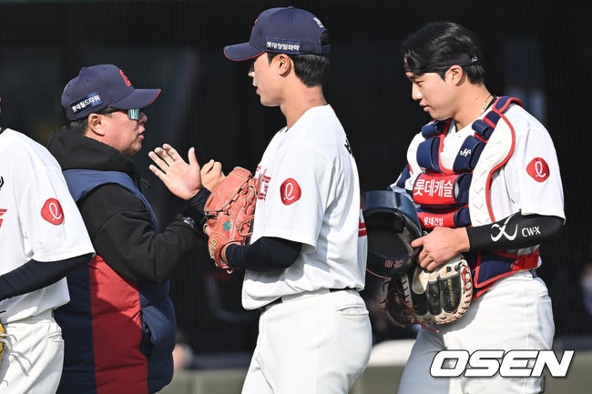 [OSEN=부산, 이석우 기자] 14일 부산 사직야구장에서 2026 신한 SOL KBO 리그 롯데 자이언츠와 LG 트윈스의 시범경기가 열렸다. 홈팀 롯데는 로드리게스가, 방문팀 LG는 임찬규가 선발 출전했다.롯데 자이언츠 김태형 감독이 5-3으로 승리한 후 박정민, 손성빈과 기쁨을 나누고 있다. 2026.03.14 / foto0307@osen.co.kr