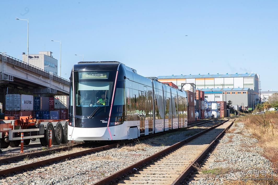 시승행사에 등장한 울산 수소전기트램. 울산시 측은 이 디자인 거의 그대로 울산 1호 도시철도 차량이 제작될 것이라고 했다. 사진 울산시 