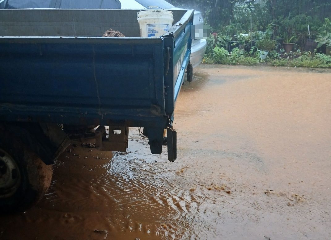 지난해 8월 3~4일 유례없는 폭우로 물난리를 겪은 전남 무안의 한 산골마을에서 배수로를 둘러싼 갈등이 빚어지고 있다. 윗집에 사는 80대 노인은 막힌 배수로를 뚫으려고 60대 이웃집에 들어갔다가 주거침입 혐의로 벌금 50만원 약식명령을 받았다. 사진 제보자