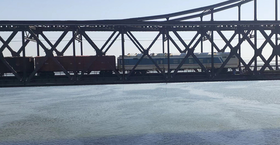 2023년 5월 9일 화물열차가 단둥에서 출발해 신의주로 향하고 있다. 연합뉴스