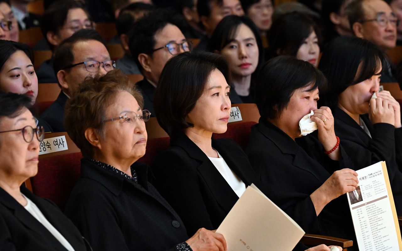 김혜경 여사가 14일 서울 동작구 원불교 소태산기념관 대각전에서 열린 故 이해찬 前 국무총리 49재에 참석하고 있다. 청와대통신사진기자단