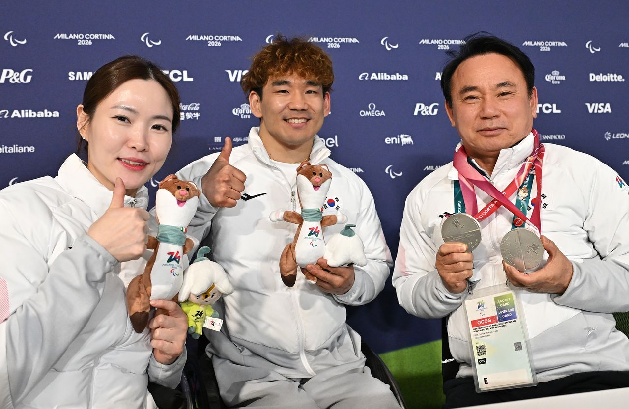 기념 촬영하는 윤경선·이용석·백혜진   (서울=연합뉴스) 윤경선 대한장애인컬링협회장이 11일(현지시간) 이탈리아 코르티나 컬링 올림픽 스타디움에서 열린 2026 밀라노·코르티나담페초 동계 패럴림픽 휠체어컬링 믹스더블에서 은메달을 차지한 백혜진·이용석과 기념 촬영하고 있다. 2026.3.12 [사진공동취재단]   photo@yna.co.kr (끝)  〈저작권자(c) 연합뉴스, 무단 전재-재배포, AI 학습 및 활용 금지〉