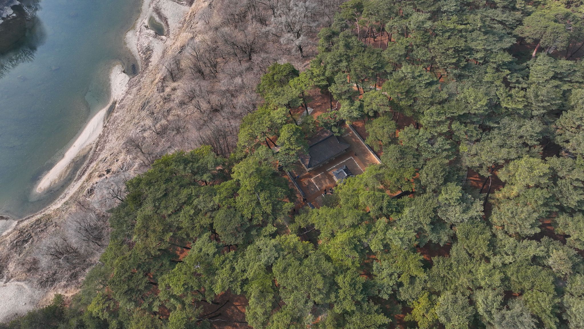청령포 사이로 보이는 '단종어소'.