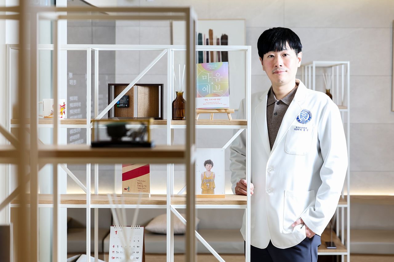  "우리나라 행복의 평균이 너무 높아졌다"는 박종석 연세봄정신건강의학과 원장. "쟤보다는 행복하고 싶다"는 생각이 아이러니하게도 불행을 초래한다. 우상조 기자