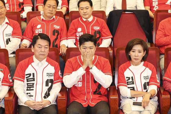 지난해 6월 3일 서울 여의도 국회 도서관에 마련된 국민의힘 개표 상황실에서 안철수 공동선대위원장(왼쪽부터)과 김용태 비상대책위원장, 나경원 공동선대위원장이 제21대 대통령선거 방송3사 출구조사 결과를 보며 굳은 표정을 짓고 있다. 임현동 기자