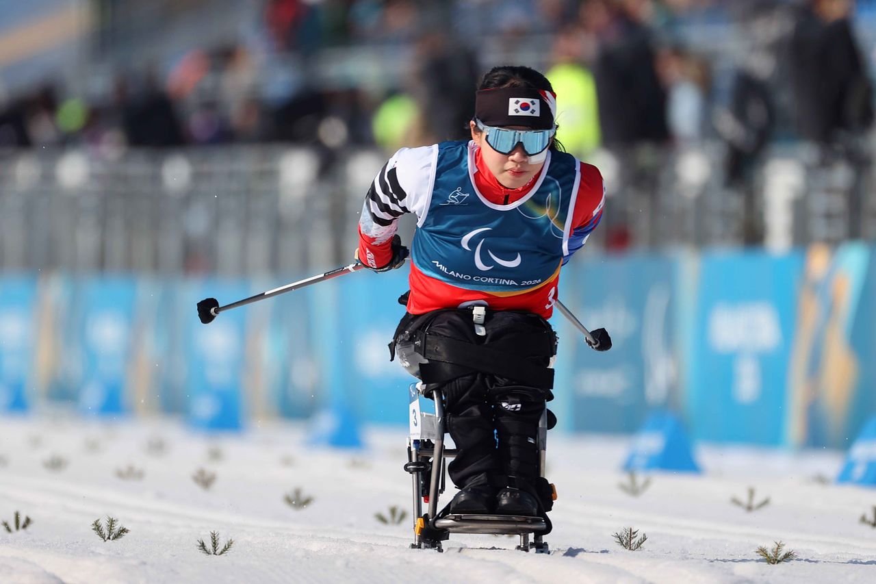 (서울=뉴스1) = 김윤지가 10일(현지시간) 이탈리아 테세로 크로스컨트리 스타디움에서 열린 2026 밀라노·코르티나 동계 패럴림픽 크로스컨트리 스키 여자 스프린트 좌식 결선에서 완주 후 기뻐하고 있다. (대한장애인체육회 제공. 재판매 및 DB금지) 2026.3.11/뉴스1