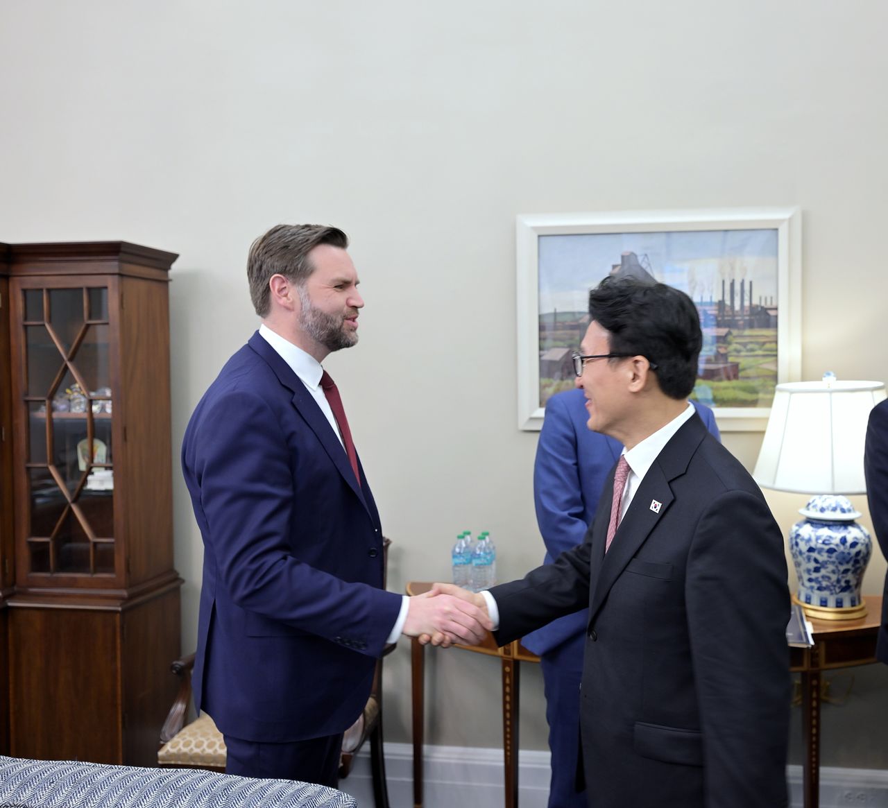 김민석 국무총리가 12일(현지시간) 워싱턴DC 백악관에서 JD 밴스 미국 부통령과 회담 전 악수하고 있다.국무총리실