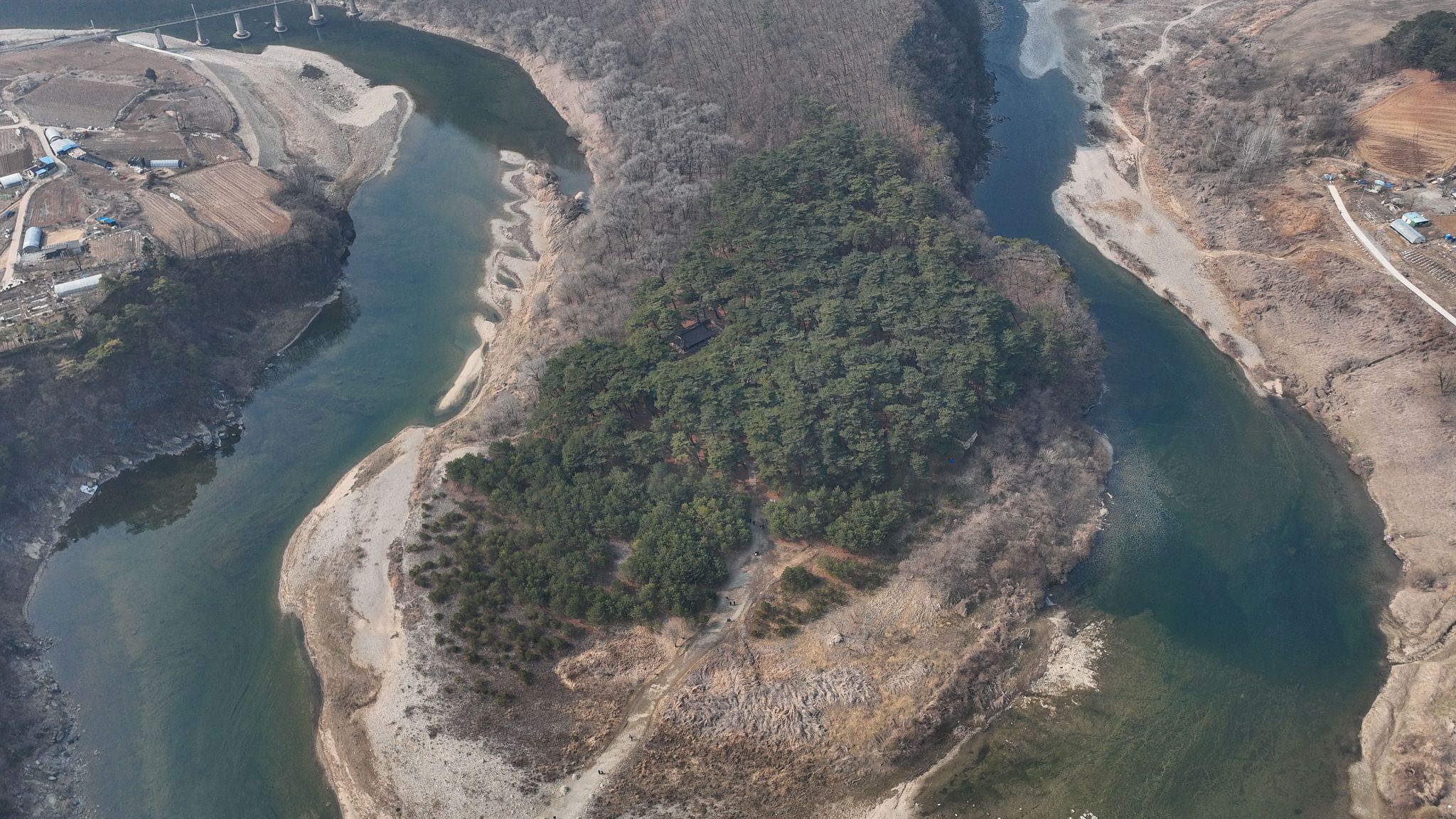 영화 '왕과 사는 남자'의 역사적 배경이 된 강원도 영월군 청령포.