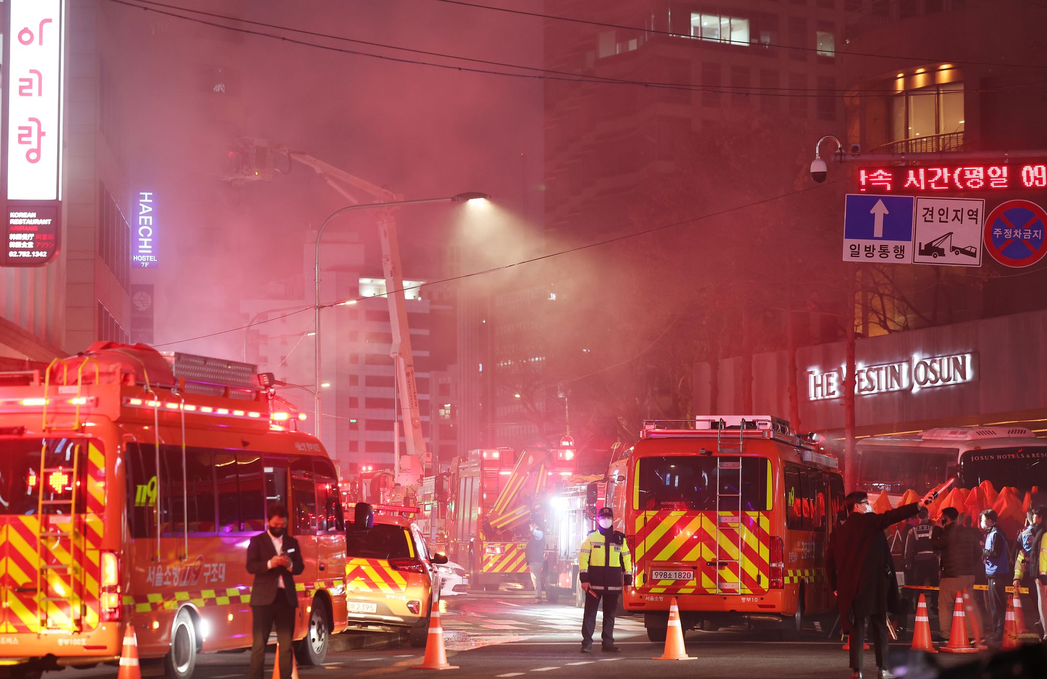 14일 오후 서울 중구 소공동의 한 건물에서 불이나 소방대원들이 진화 작업을 벌이고 있다. 연합뉴스
