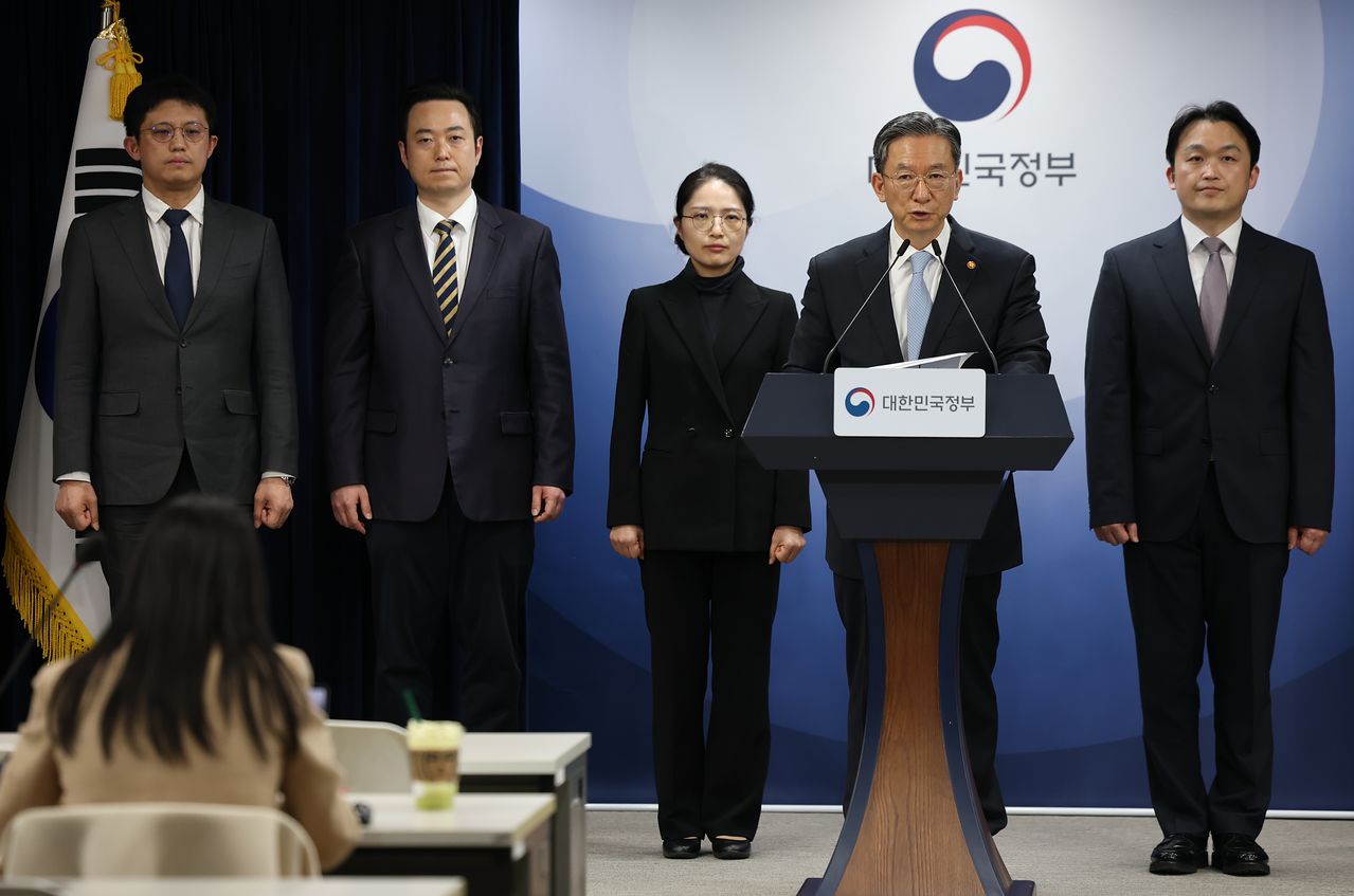 정성호 법무부 장관이 14일 정부서울청사에서 쉰들러 국제투자분쟁 승소 관련 브리핑을 하고 있다.   법무부는 스위스에 본사를 둔 승강기업체 쉰들러 홀딩 아게(Schindler Holding AG)가 한국 정부를 상대로 제기한 국제투자분쟁(ISDS)에서 우리가 승소했다고 밝혔다. 연합뉴스