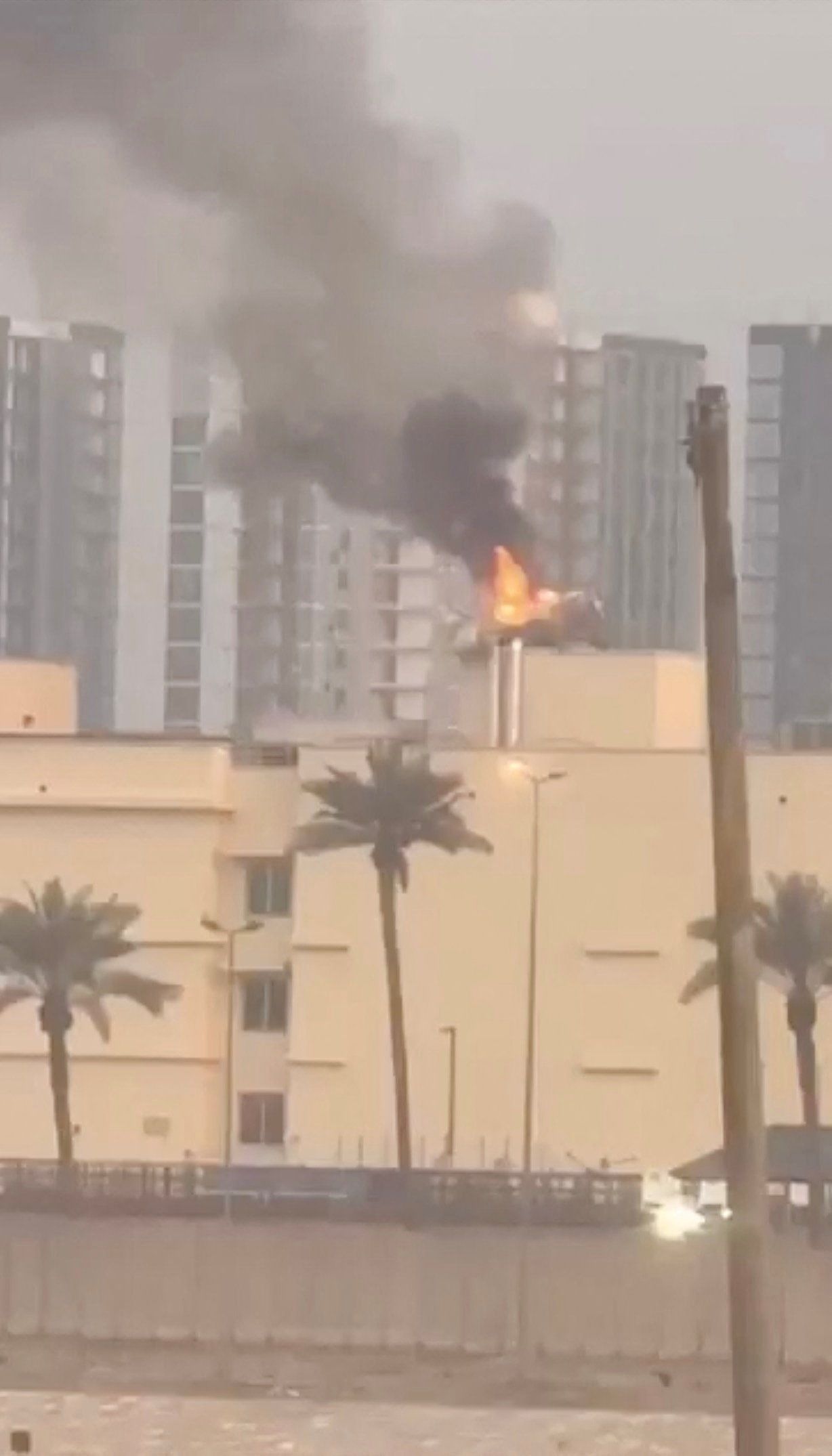 14일(현지시간) 미사일 공격을 받은 후 바그다드 주재 미국 대사관 건물에서 검은 연기가 피어오르는 모습이 담긴 영상이 소셜네트워크서비스(SNS)에서 확산했다. 로이터=연합뉴스