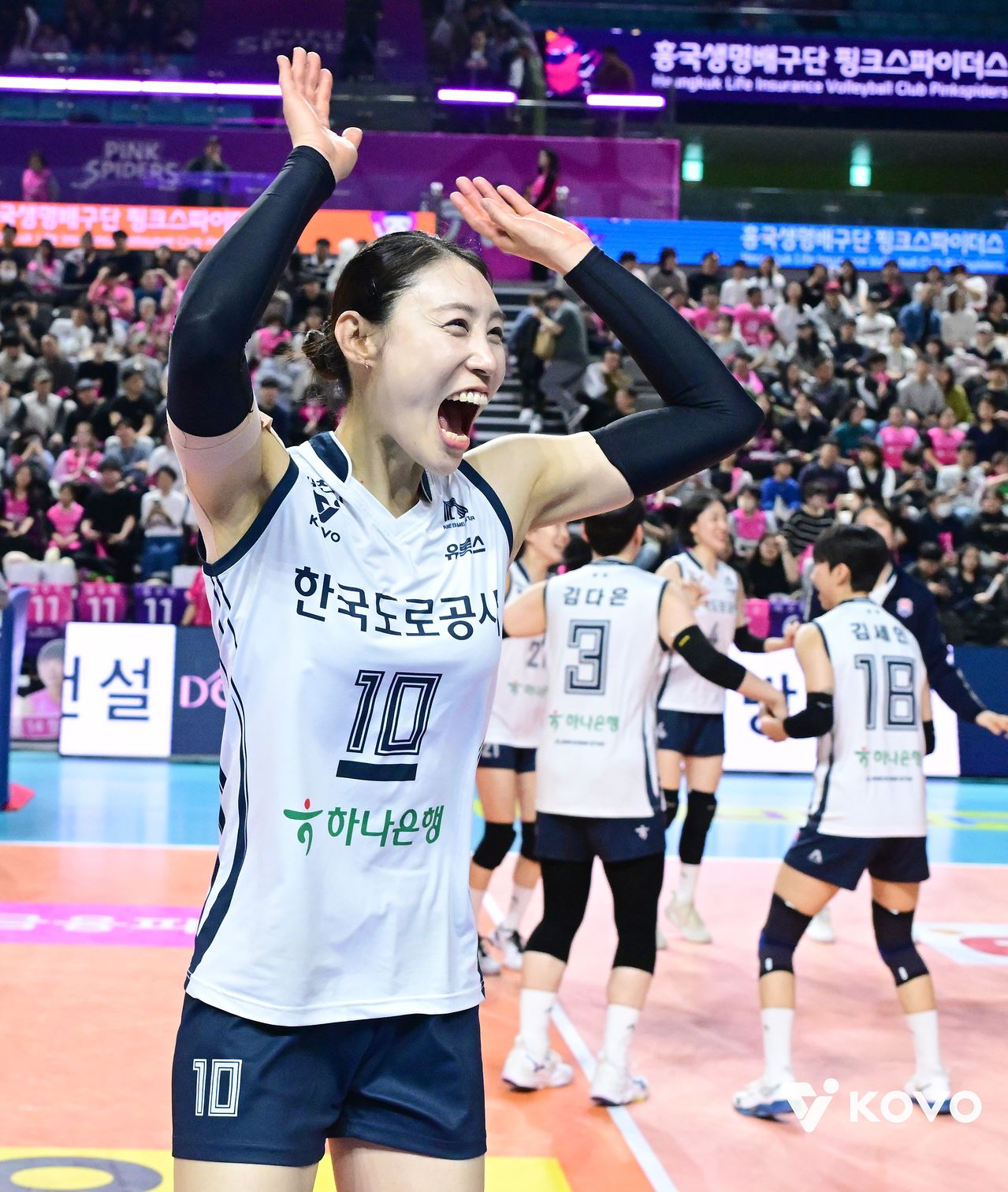 13일 정규리그 1위를 확정짓고 기뻐하는 도로공사 미들블로커 배유나. 사진 한국배구연맹